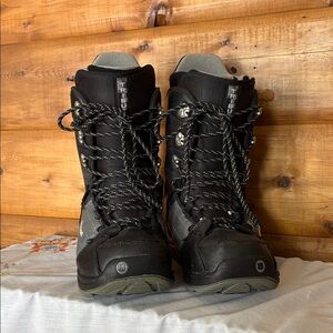 9.5,  Y2K Earyl 2000’s Burton Tribute Snowboarding Laceup Boots